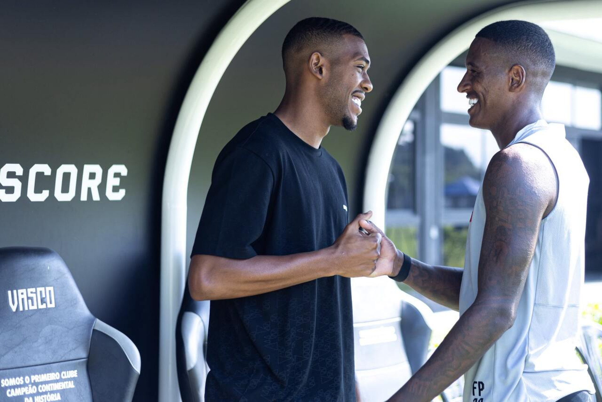 Rayan visita o Vasco ap&oacute;s disputar a Copa do Mundo e reencontra elenco no CT