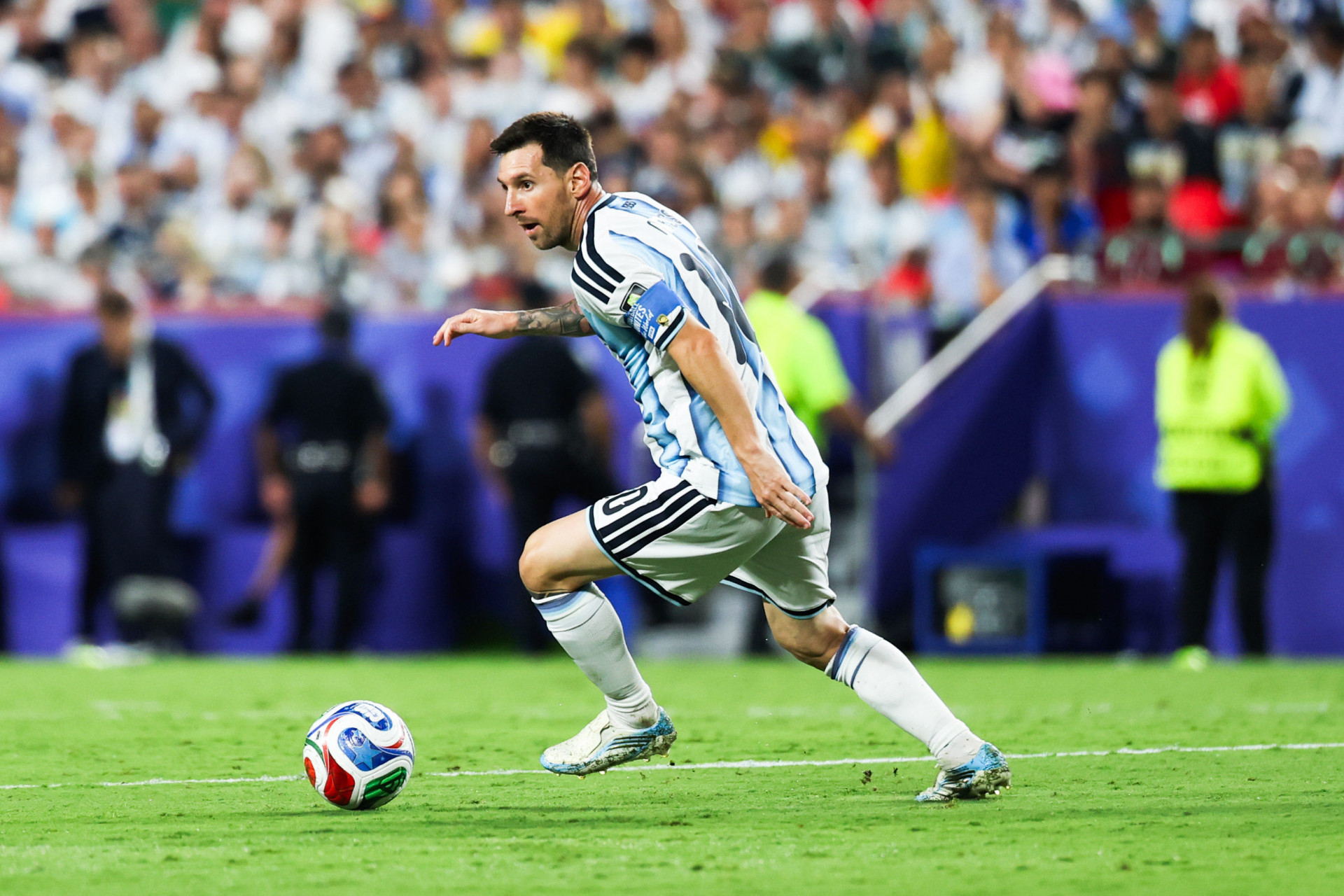 Messi em a&ccedil;&atilde;o pela Argentina no duelo com a Su&iacute;&ccedil;a, na Copa do Mundo - Vanessa Carvalho / Parceiro / Ag&ecirc;ncia O Dia