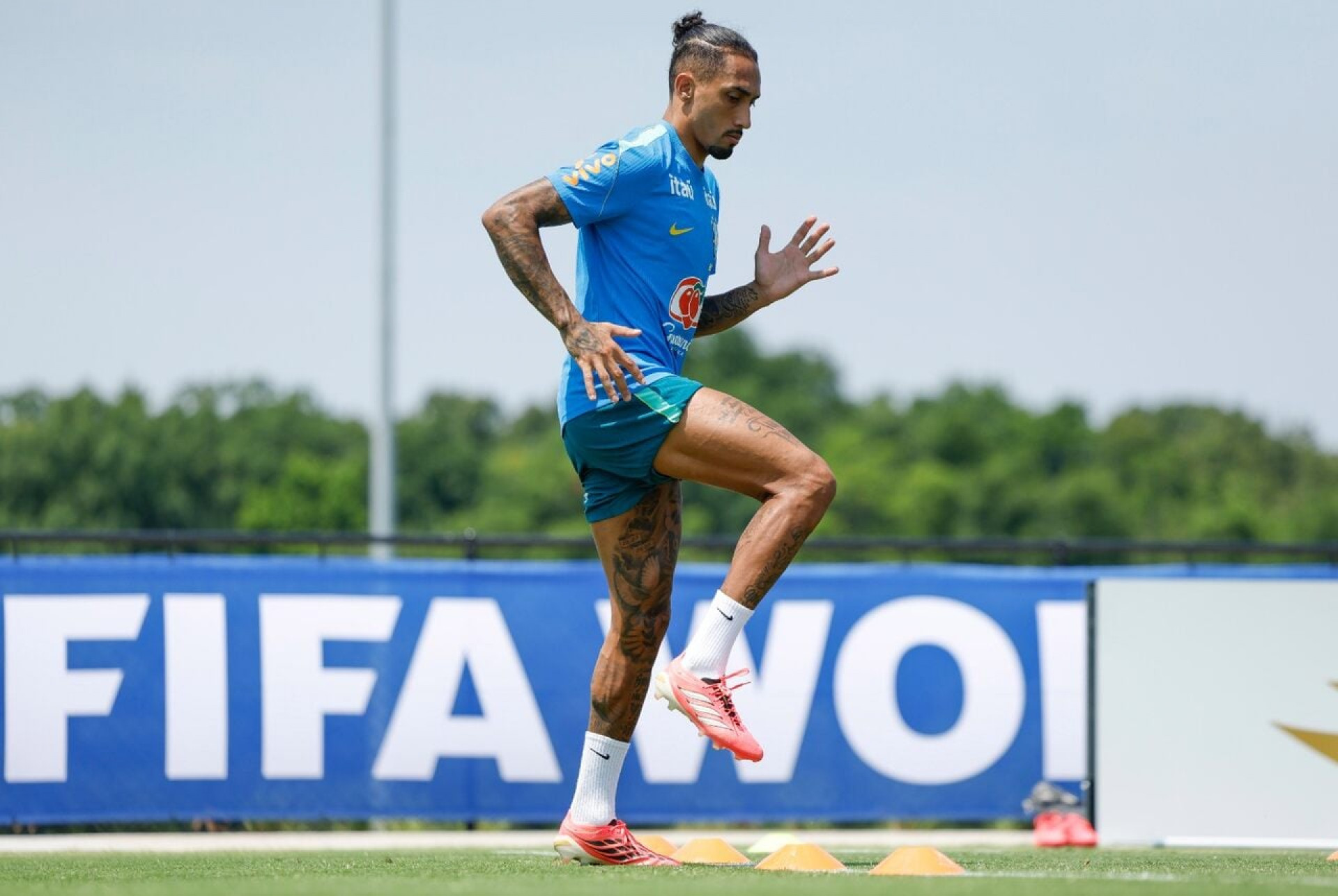 Al-Hilal mira Raphinha e prepara oferta de R$ 470 milh&otilde;es ao Barcelona
