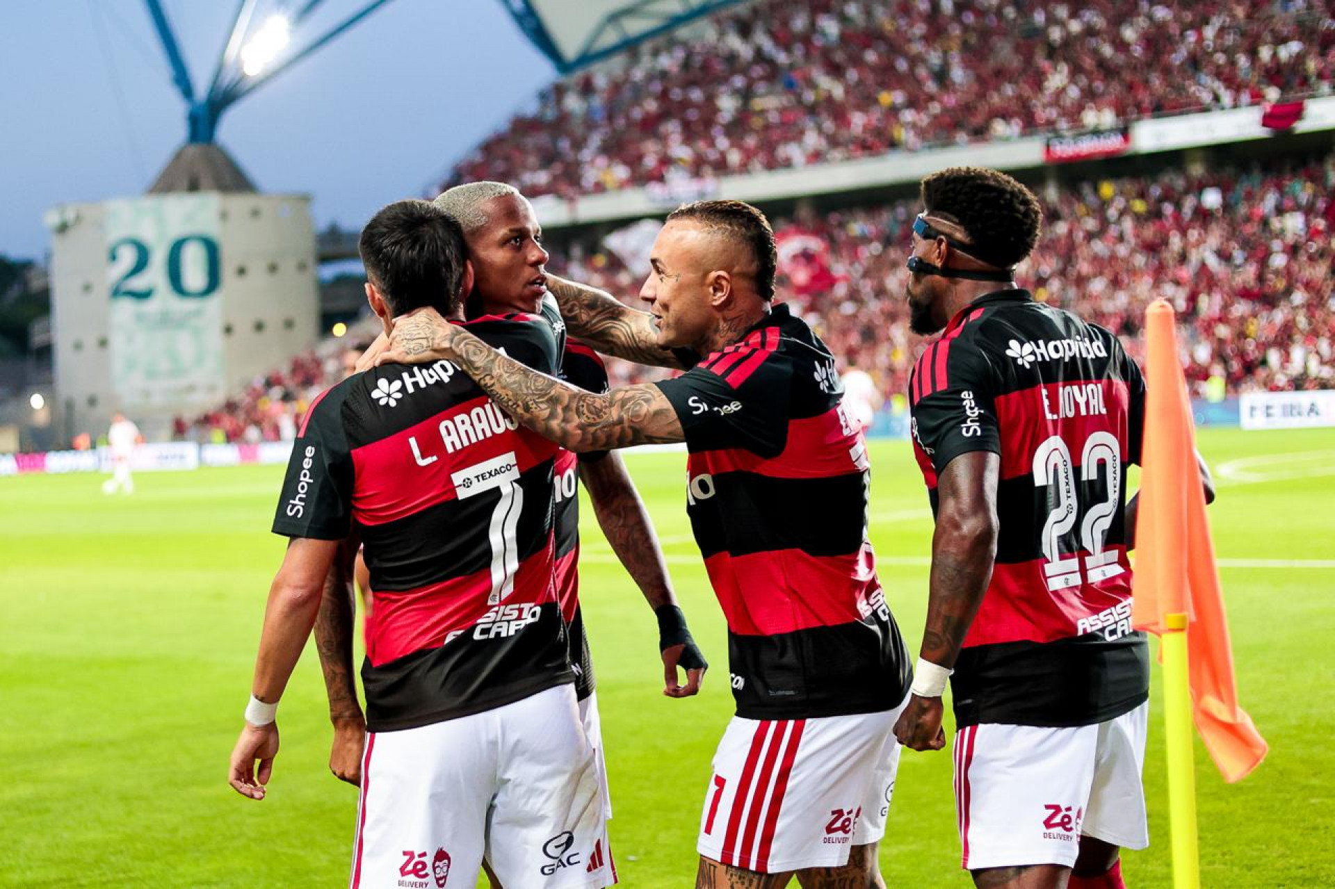 Jogadores do Flamengo comemoram o gol de Wallace Yan - Gilvan de Souza/Flamengo