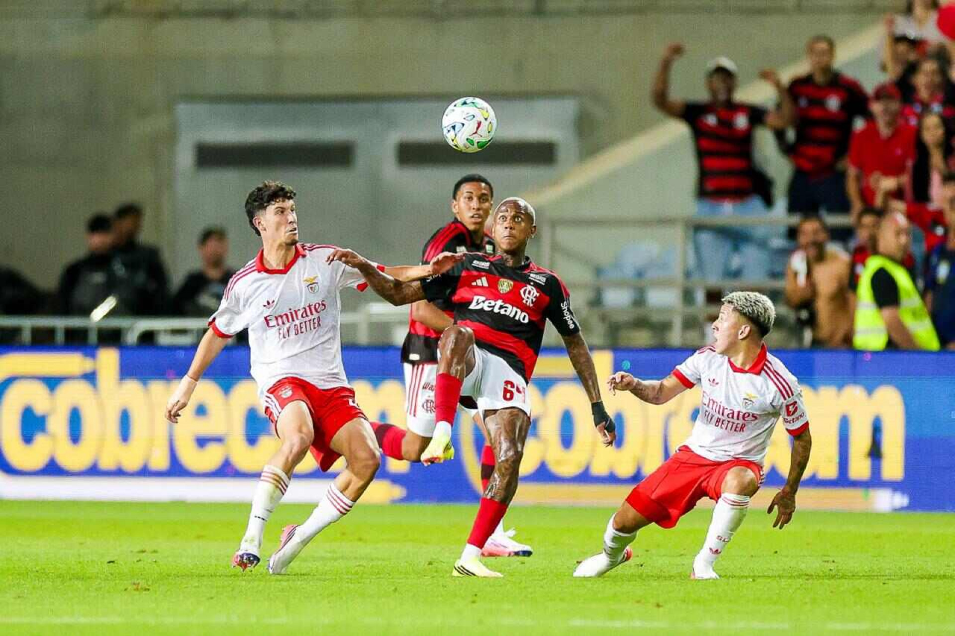 Wallace Yan se emociona ap&oacute;s t&iacute;tulo do Flamengo em Portugal: “Estou mais maduro”