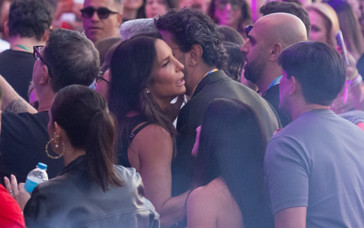 Ivete trocou beijos com novo namorado enquanto assistia o show do cantor Belo