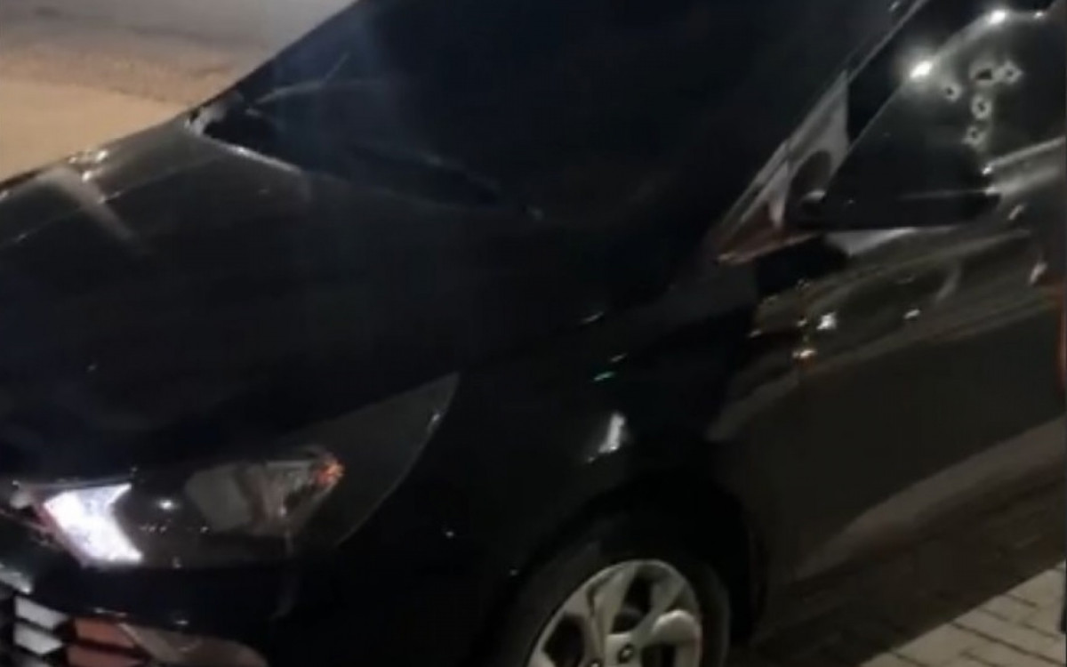 Carro do sargento Yuri Luiz Desiderati Ribeiro com marcas de tiros. Ele foi morto quando chegava em casa em Jacarepaguá. Ela já havia sido preso em 2023 por envolvimento com o tráfico de drogas