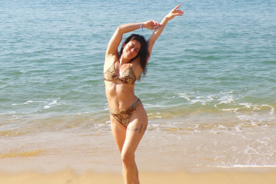 Carol Castro exibe as curvas em dia de praia