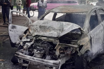 Carro pega fogo após colidir com ônibus no Recreio