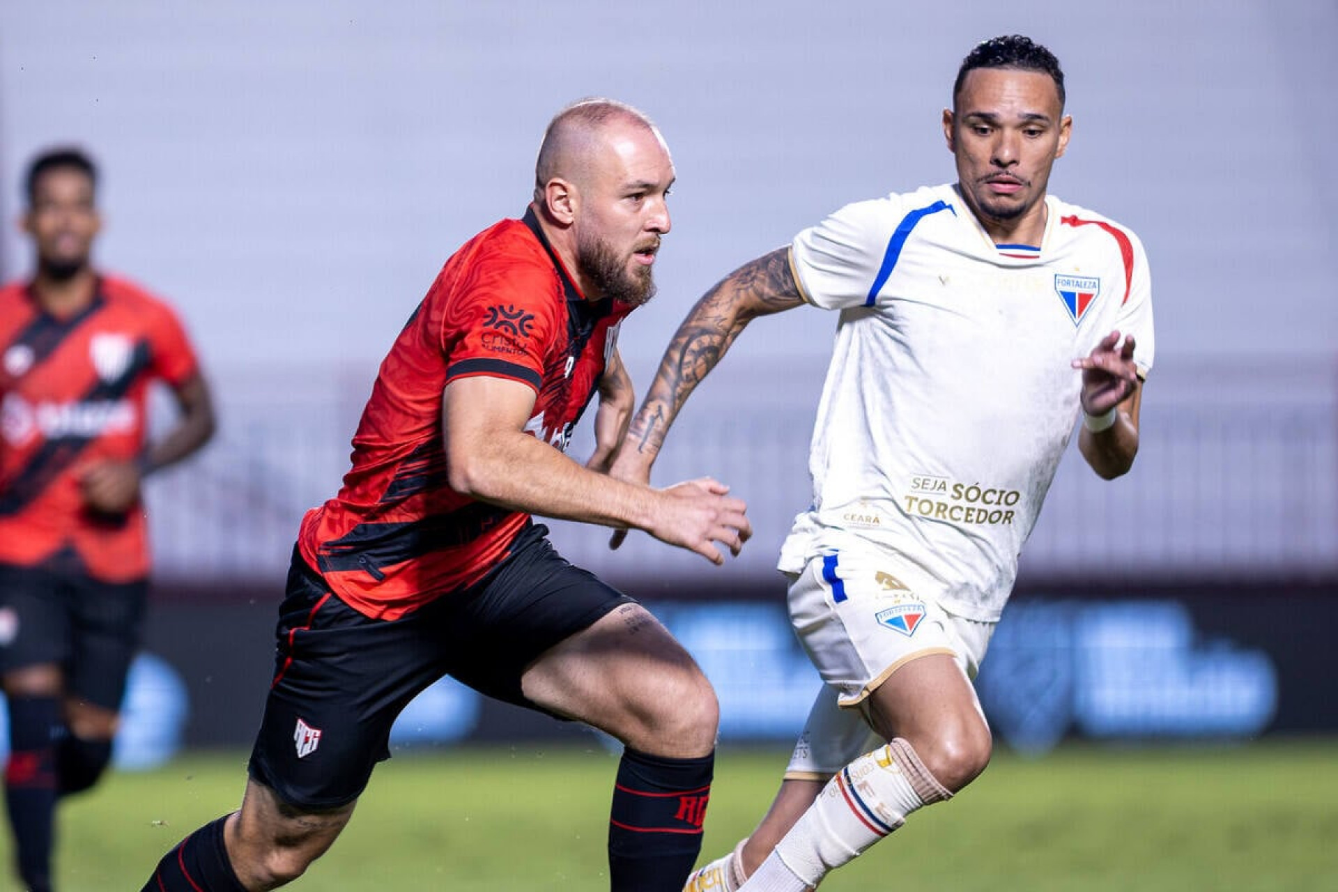 Atl&eacute;tico-GO supera expuls&atilde;o no primeiro tempo e derrota o Fortaleza