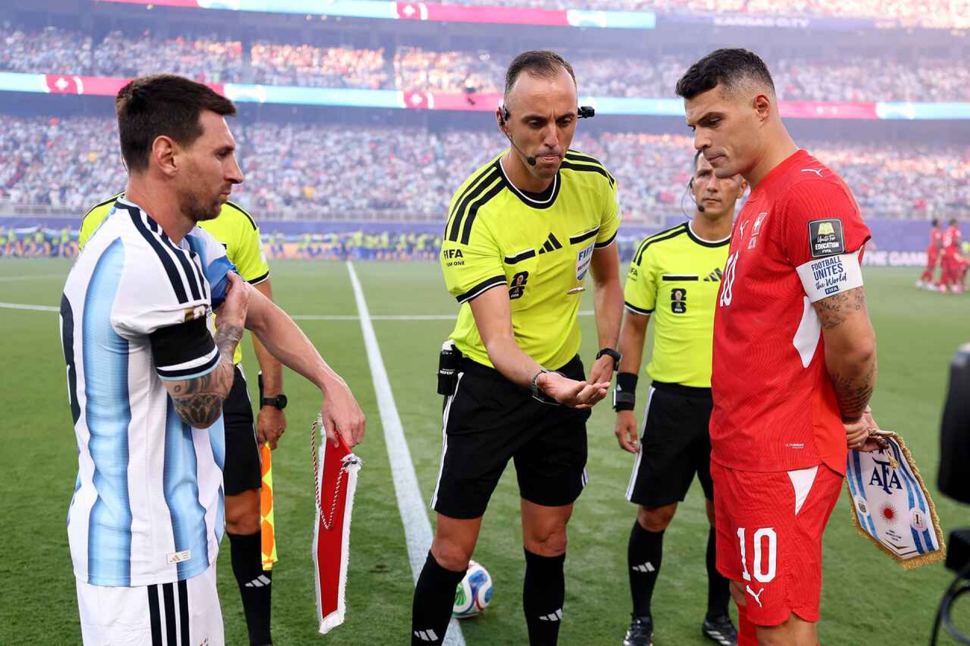 T&eacute;cnico da Su&iacute;&ccedil;a detona arbitragem contra a Argentina e fala em “interfer&ecirc;ncia”