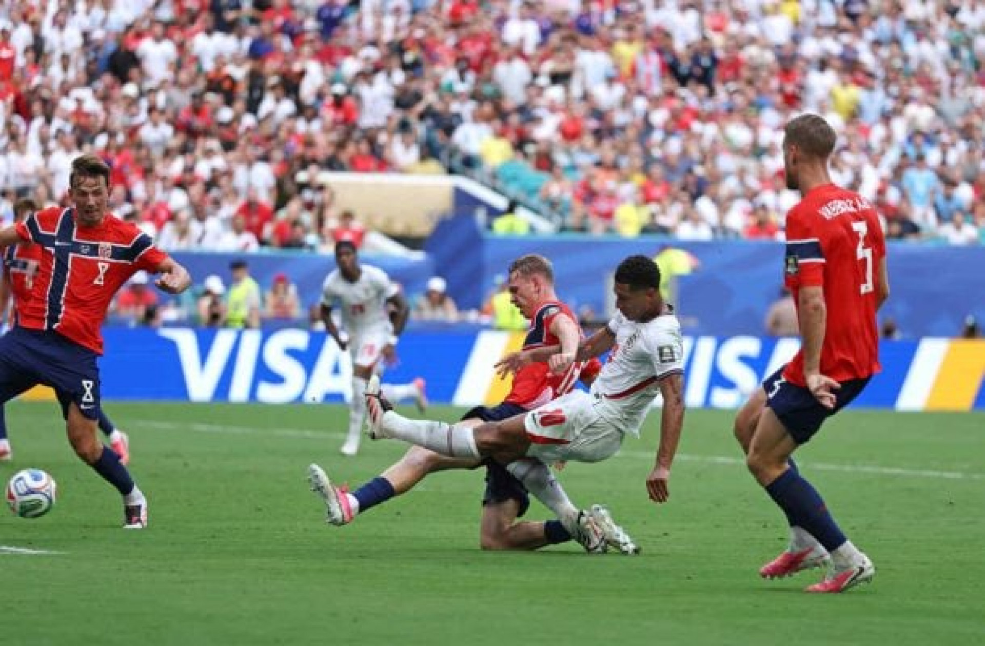 Fifa se pronuncia sobre pol&ecirc;mica em gol da Inglaterra; entenda o caso