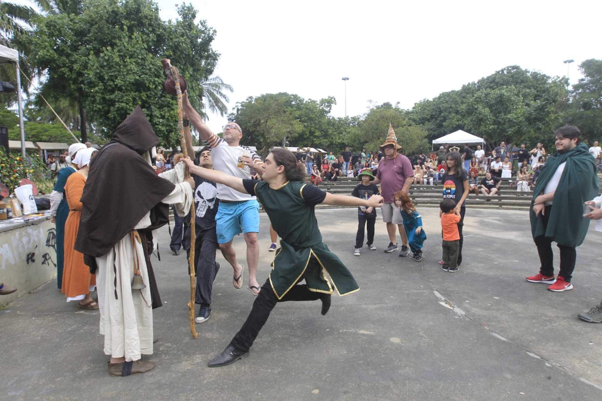 Vinicius Moreira aproveitou a Feira Medieval com os amigos - Reginaldo Pimenta / Agência O Dia