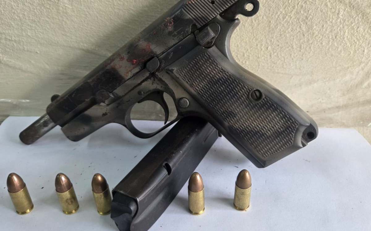 Pistola de fabricação argentina, orçada em cerca de R$ 20 mil, estava em poder do suspeito morto no confronto
