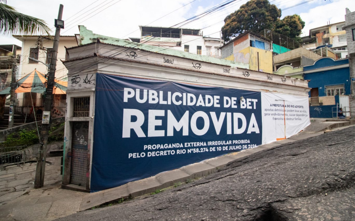Publicidade de bets coberta pela prefeitura, que vetou a partir de hoje propagandas do tipo em espaços públicos da cidade do Rio de Janeiro - Érica Martin/Agência O DIA
