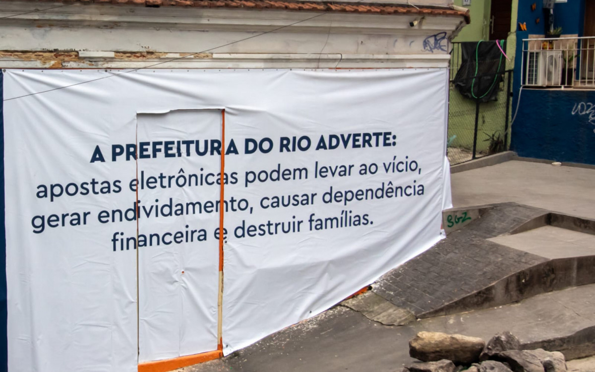 Publicidade de bets coberta pela prefeitura, que vetou a partir de hoje propagandas do tipo em espaços públicos da cidade do Rio de Janeiro - Érica Martin/Agência O DIA