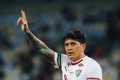 Cano comenta sobre disputa de titularidade com Hulk