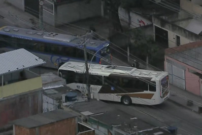 Criminosos usam ônibus como barricadas em Costa Barros
