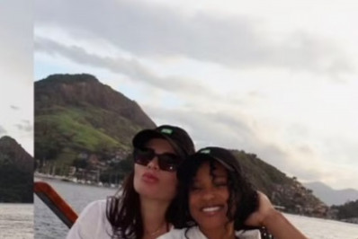 Rebeca Andrade e empresária aparecem com alianças iguais em passeio de barco