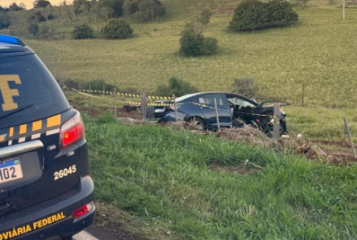 Mãe e duas filhas morrem depois de carro sair da pista