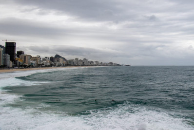 Marinha emite alerta de ressaca com ondas de até 3 metros