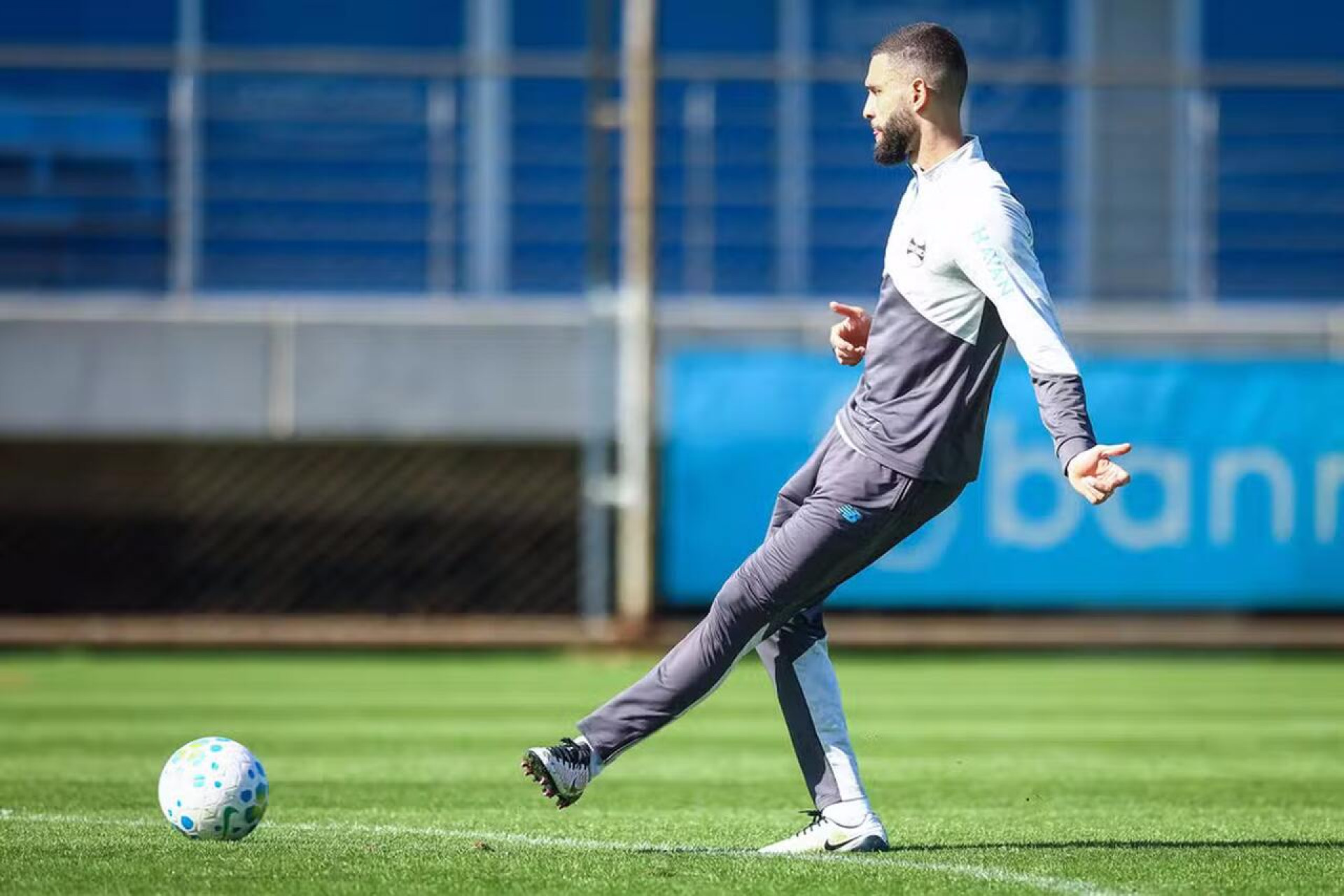 Vit&oacute;ria desiste de Wagner Leonardo ap&oacute;s impasse com o Gr&ecirc;mio