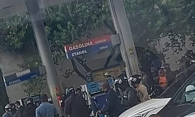 Dois homens são mortos a tiros em posto de combustíveis