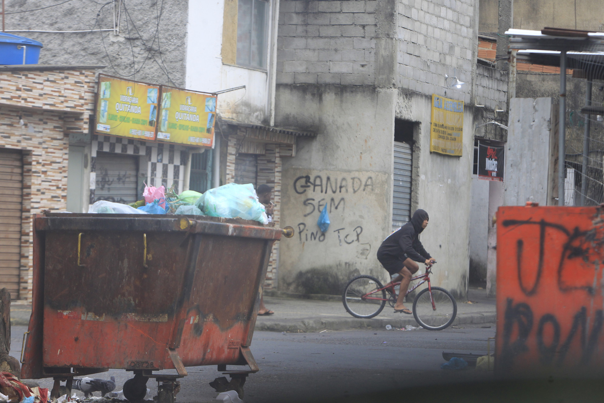 Lixeiras usados como barricadas para atrapalhar as operações - Reginaldo Pimenta / Arquivo O Dia