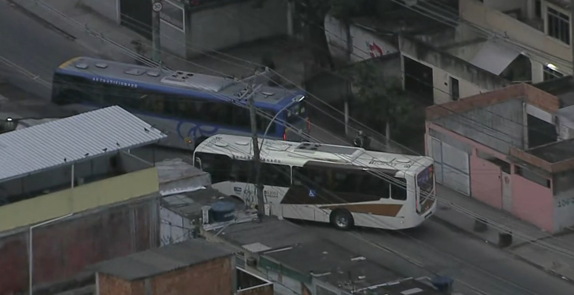 Ônibus e barricadas em chamas bloqueiam Estrada de Botafogo, em Costa Barros - Reprodução / TV Globo