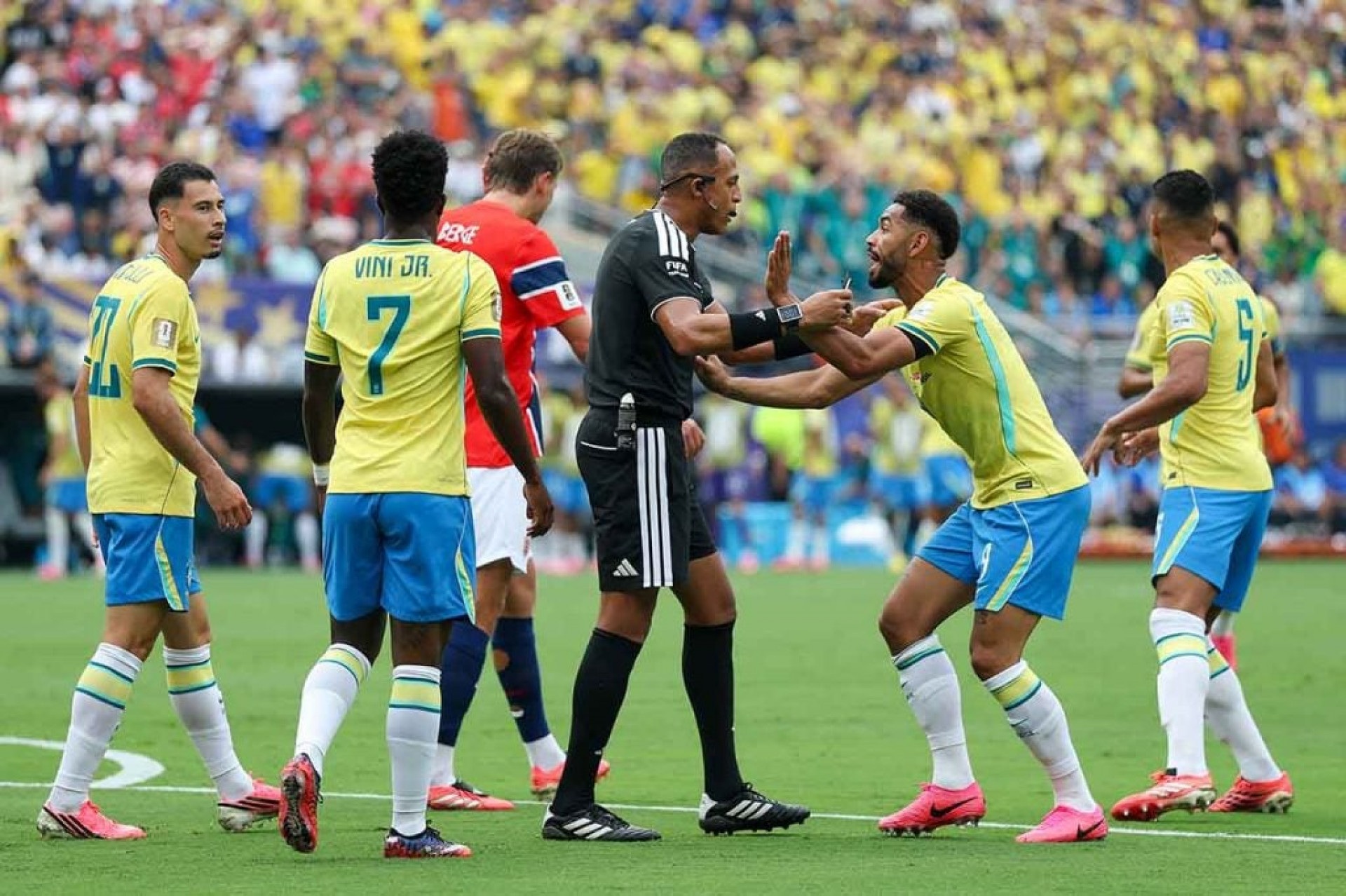 Com &aacute;rbitro da elimina&ccedil;&atilde;o do Brasil, Fifa define arbitragem das semifinais da Copa