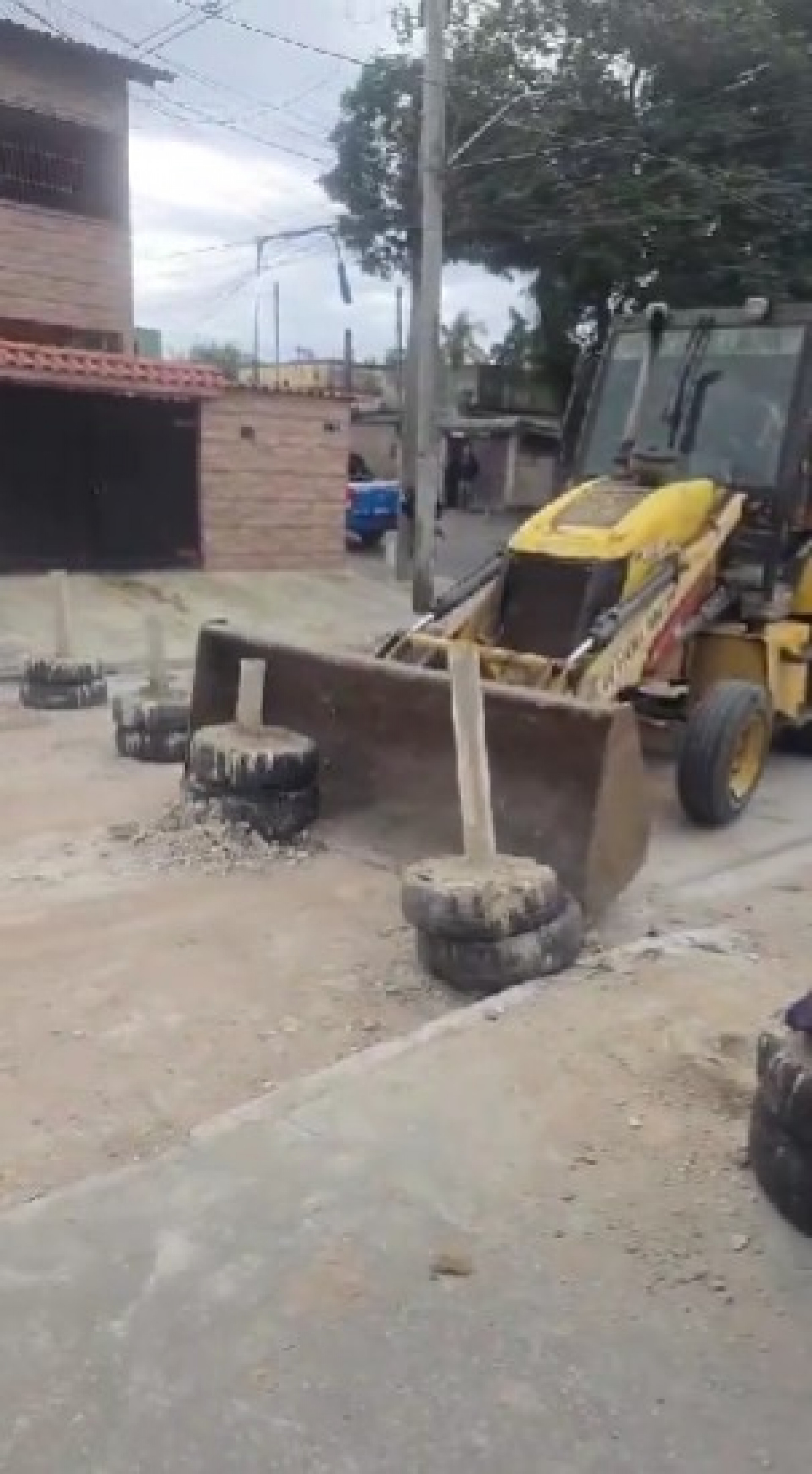 Policiais militares do 7º BPM (São Gonçalo) removeram barricadas na Comunidade Jardim Miriambí - Reprodução / X
