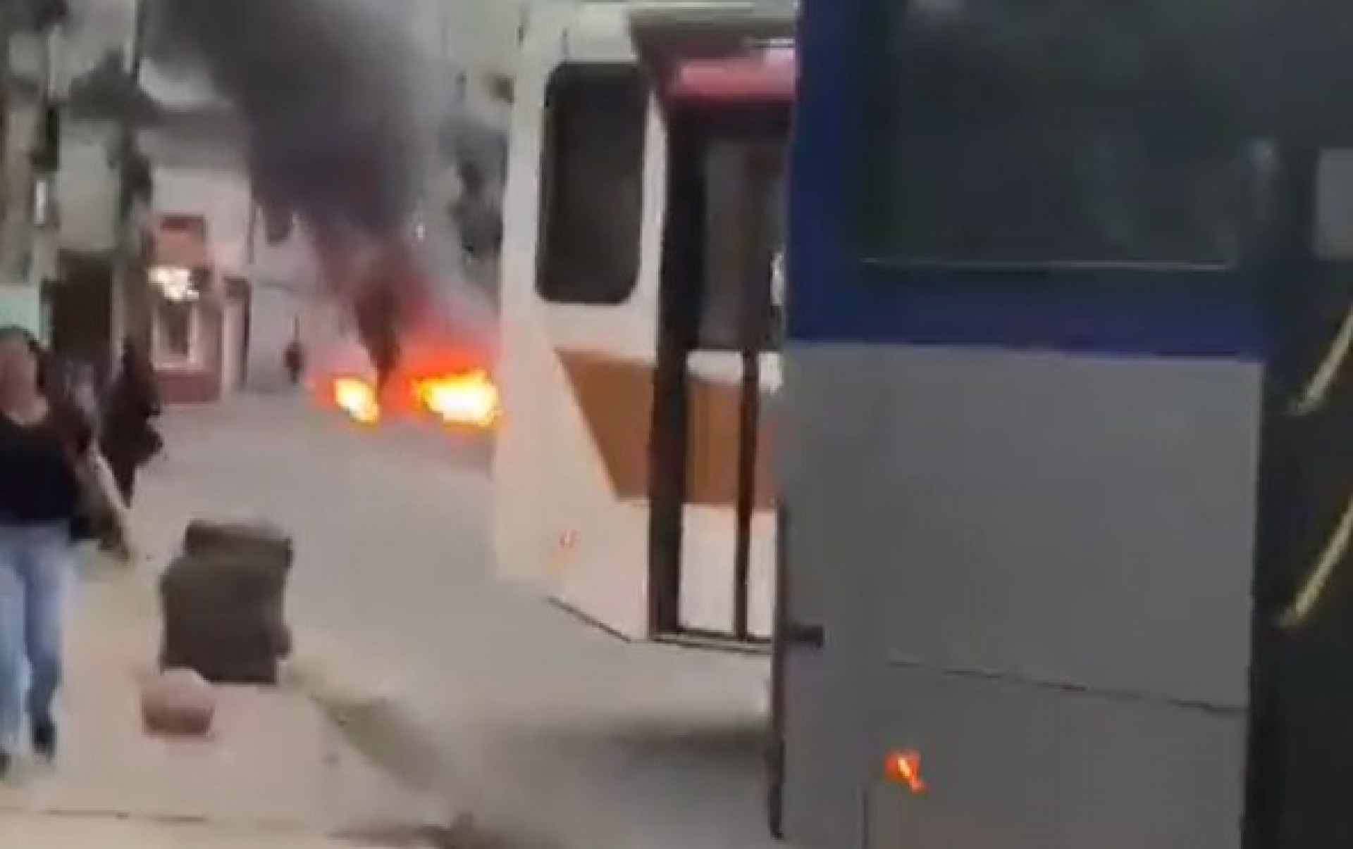 Ônibus e barricadas em chamas bloqueiam Estrada de Botafogo - Reprodução / Redes Sociais