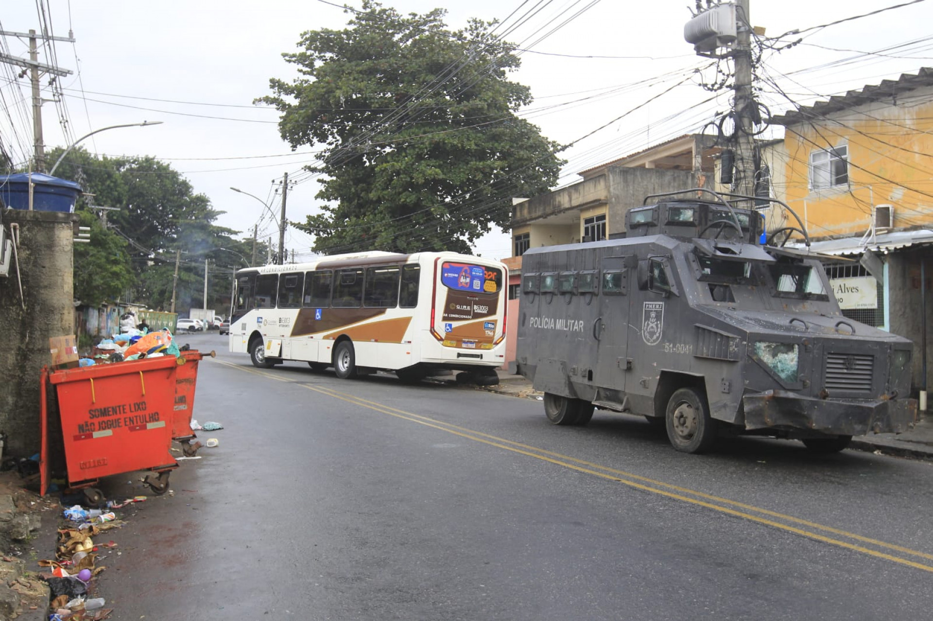 &Ocirc;nibus sequestrados e entulhos em chamas serviram como barricadas em Costa Barros