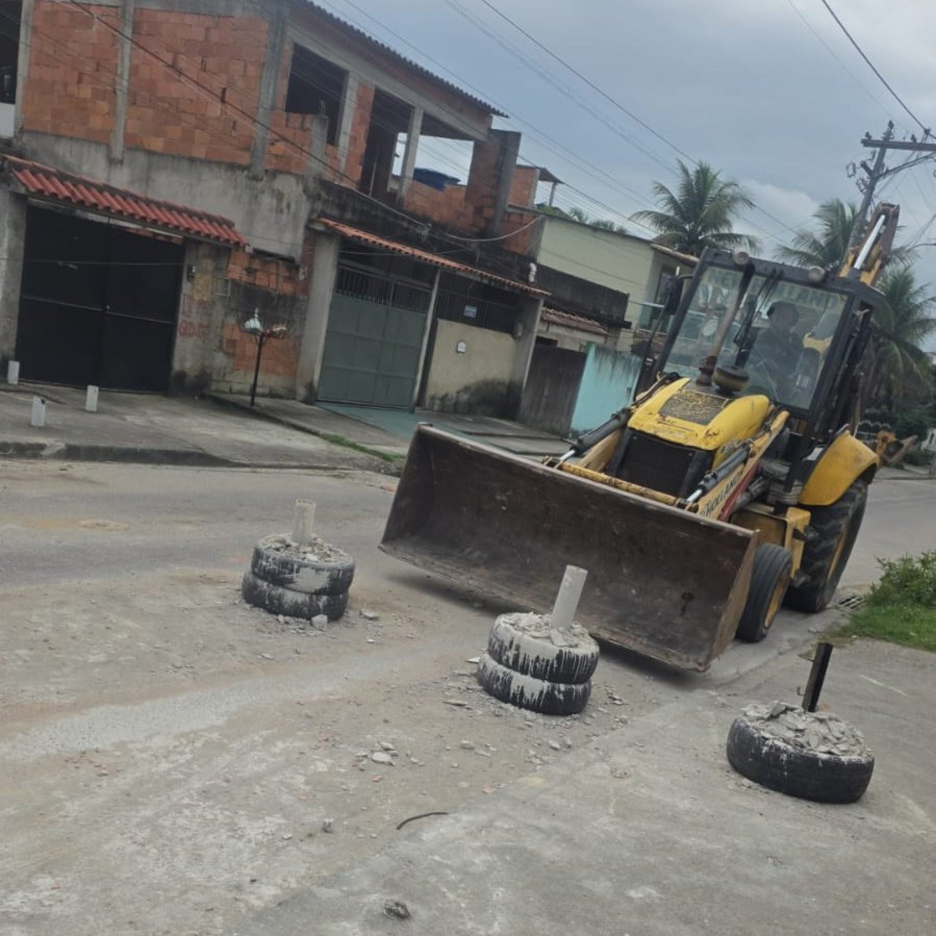 Polícia Militar removeu barricadas na Comunidade Jardim Miriambí, em São Gonçalo, na Região Metropolitana - Reprodução / X