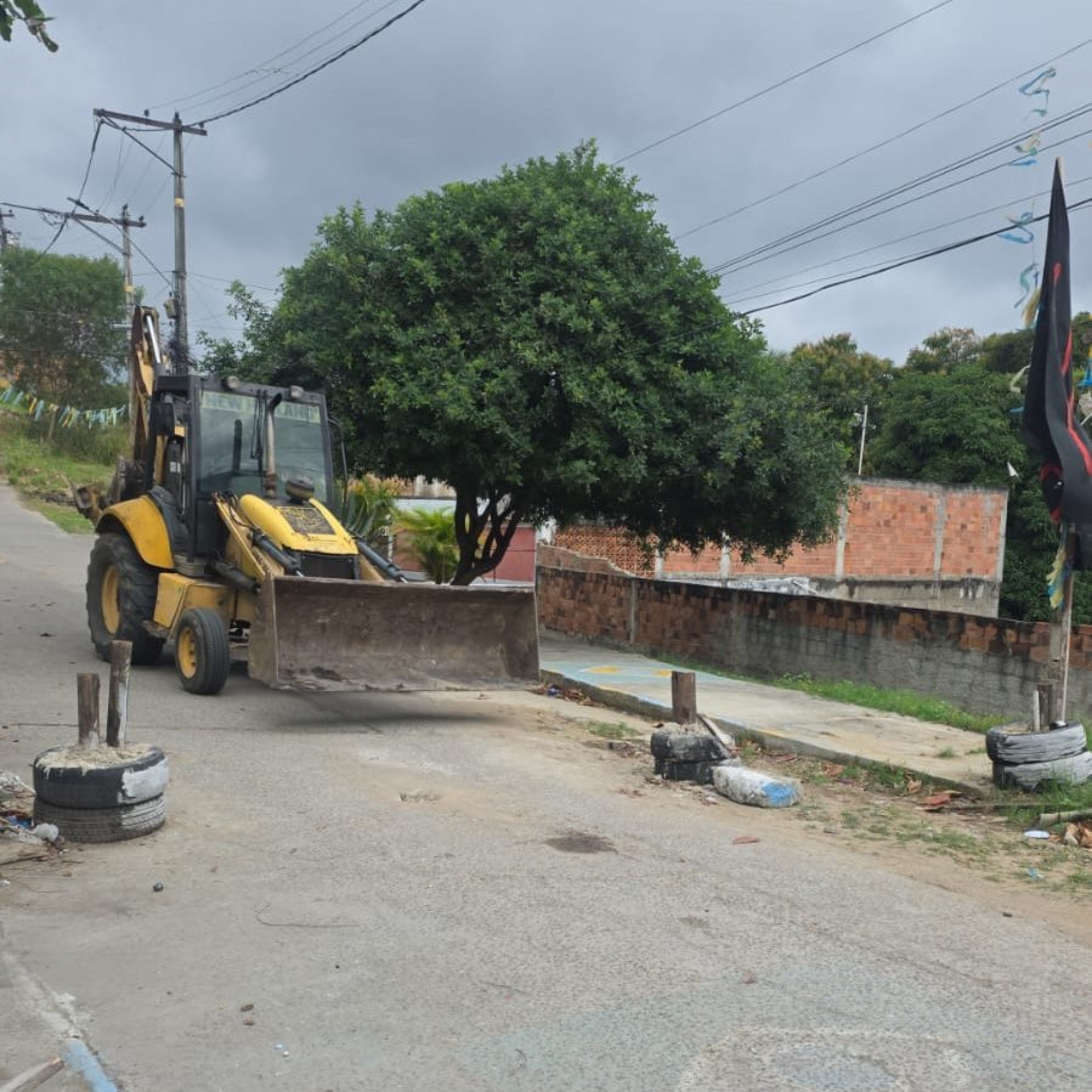 Ação da PM removeu aproximadamente 20 toneladas de barricadas em comunidade de São Gonçalo - Reprodução / X