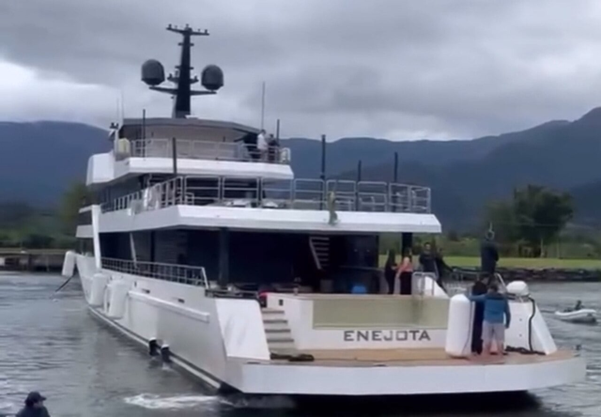 Iate de Neymar chega a Angra dos Reis e chama aten&ccedil;&atilde;o