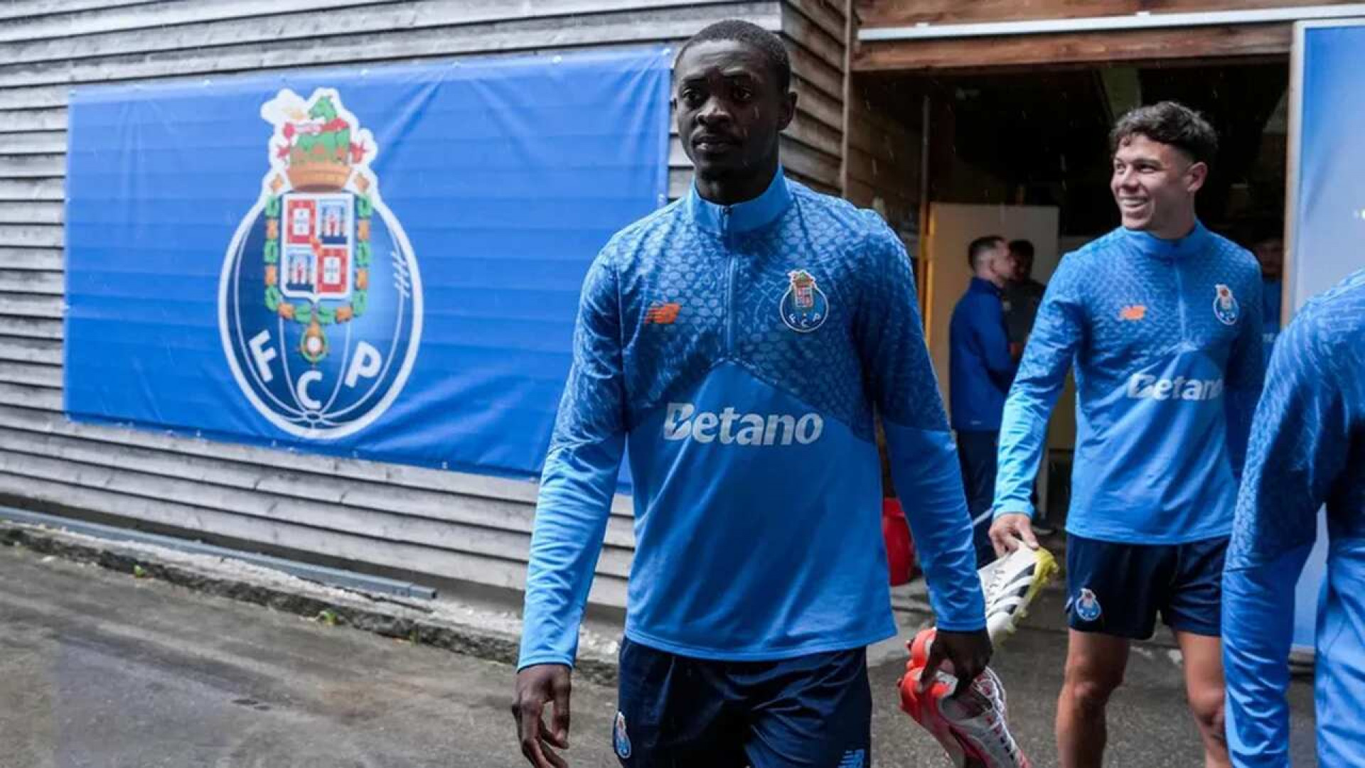 Botafogo sobe oferta e fica perto de contratar volante do Porto B