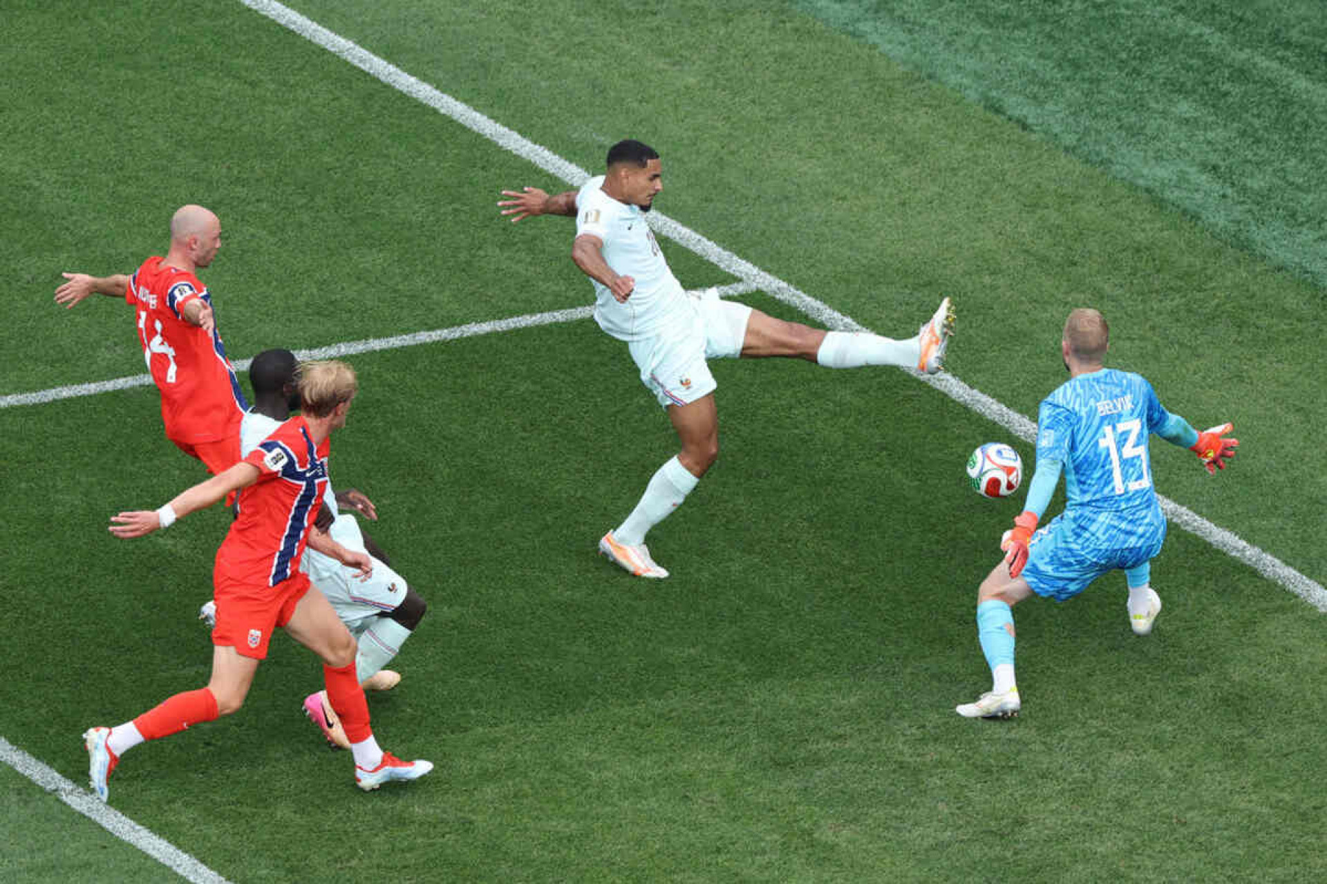 Defensor da Fran&ccedil;a levanta a moral da equipe antes da semifinal: “Somos guerreiros”