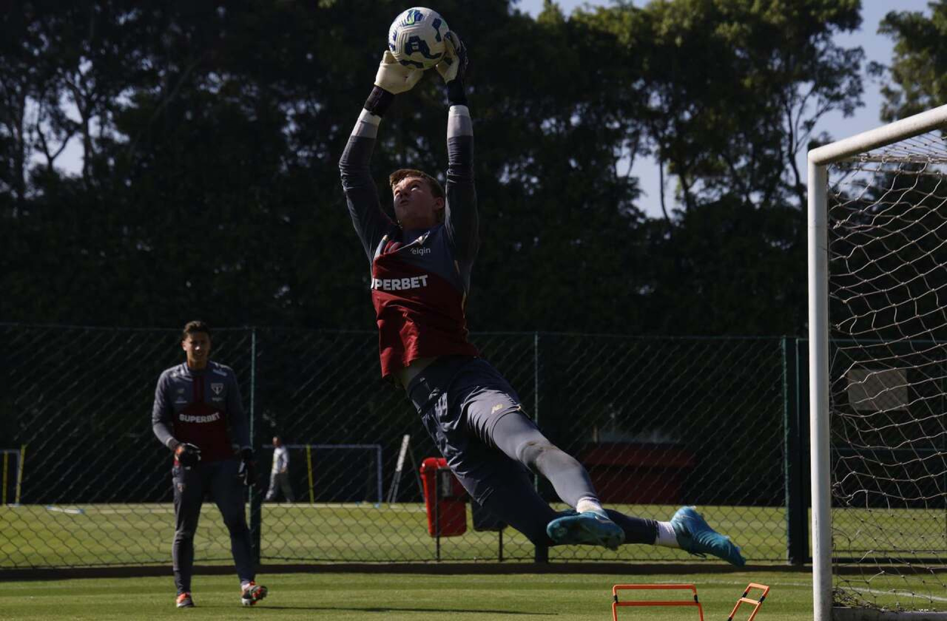 S&atilde;o Paulo negocia a sa&iacute;da do goleiro Young para o futebol portugu&ecirc;s