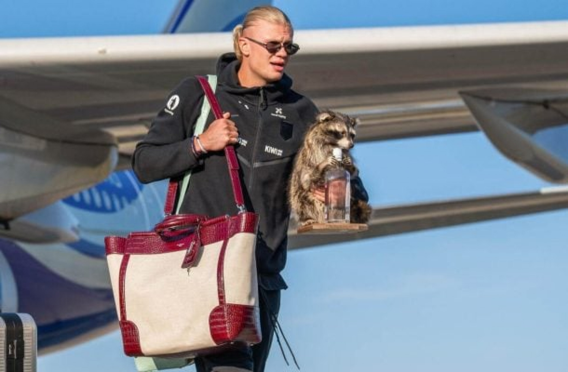 Haaland chama aten&ccedil;&atilde;o na chegada &agrave; Noruega ap&oacute;s disputa da Copa do Mundo