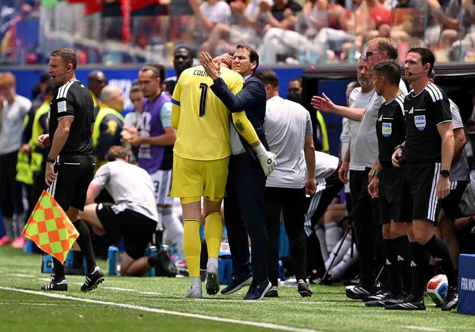 Exame n&atilde;o aponta les&atilde;o grave em Courtois, da B&eacute;lgica