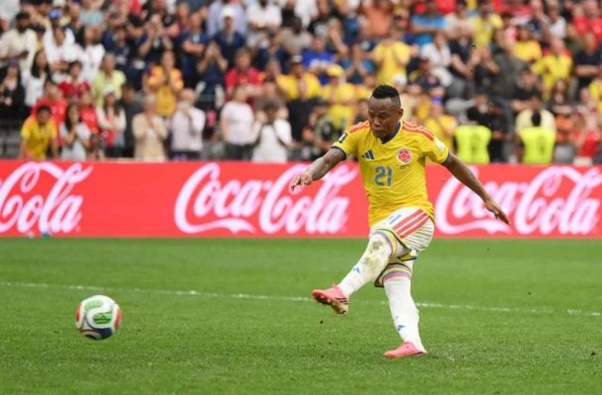 Campaz pede respeito ap&oacute;s receber amea&ccedil;as pela elimina&ccedil;&atilde;o da Col&ocirc;mbia na Copa