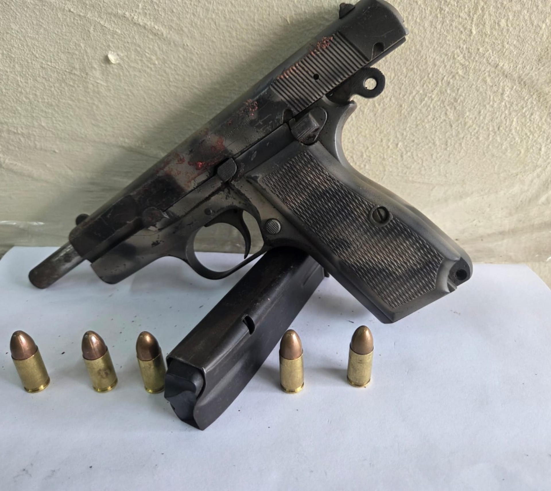Pistola de fabrica&ccedil;&atilde;o argentina, or&ccedil;ada em cerca de R$ 20 mil, estava em poder do suspeito morto no confronto - Divulga&ccedil;&atilde;o/Disque Den&uacute;ncia