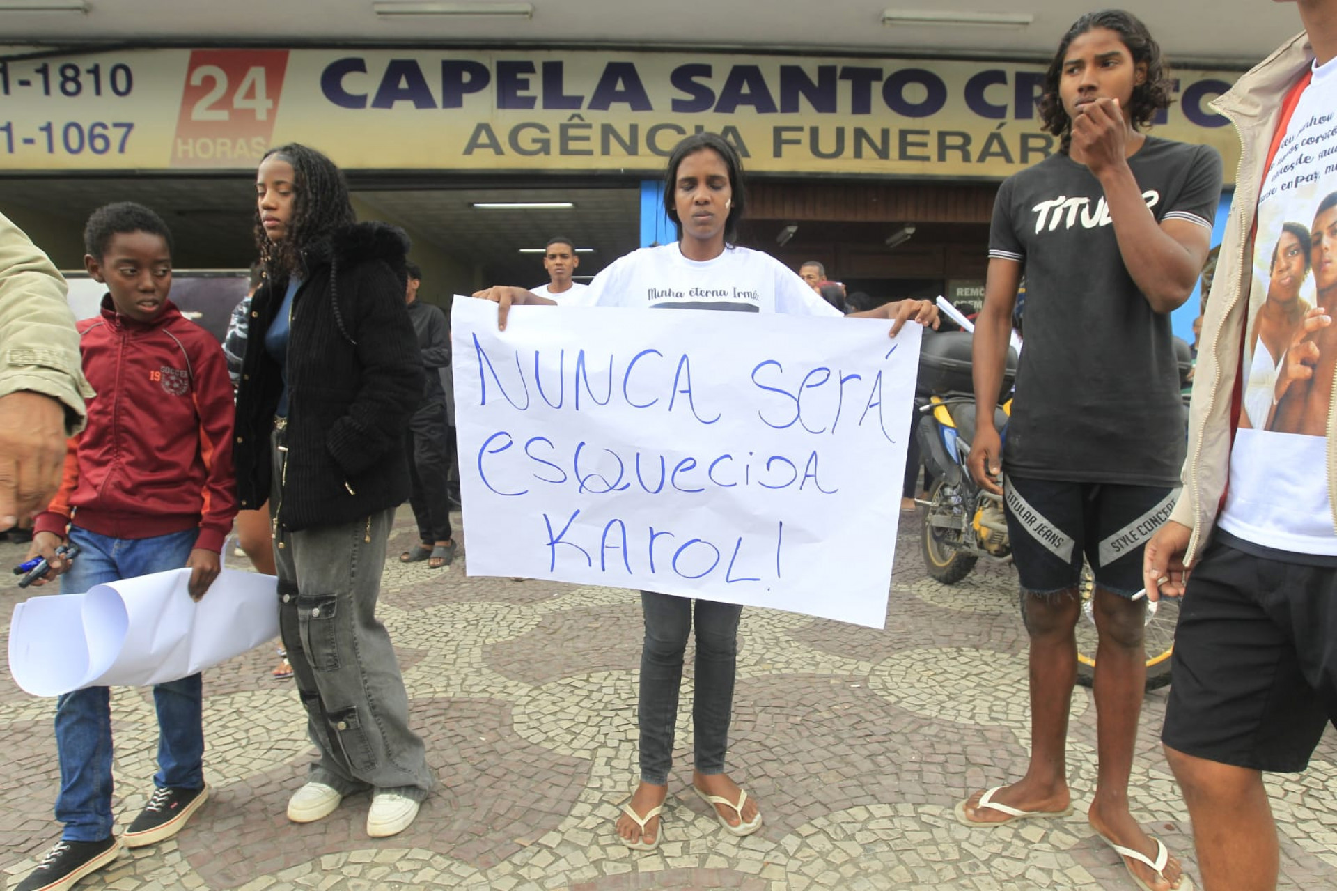 Enterro da jovem austista Karolaine Nascimento Neves é marcado por pedidos de justiça  - Reginaldo Pimenta/Agência O DIA