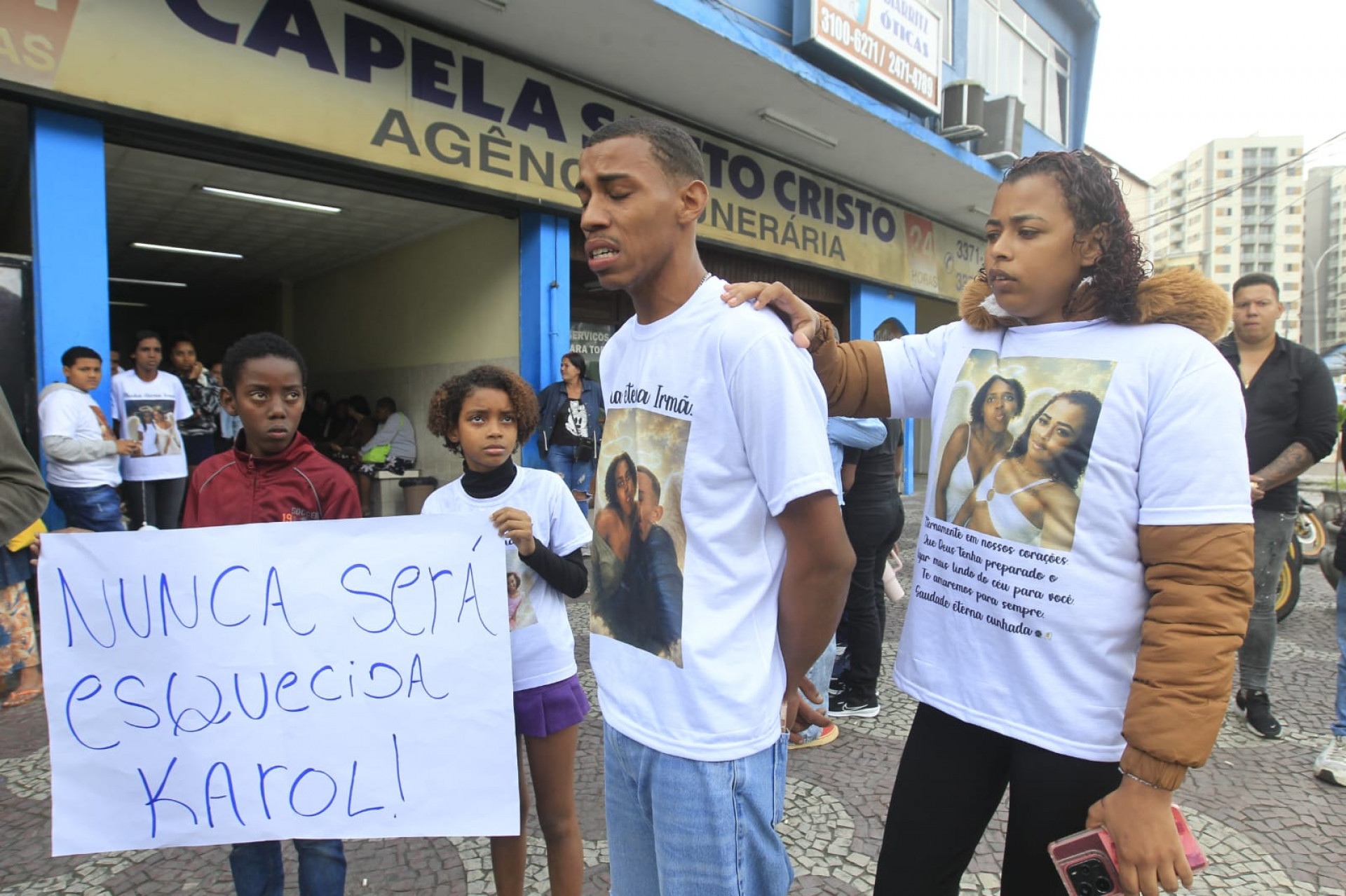 Enterro da jovem austista Karolaine Nascimento Neves é marcado por pedidos de justiça  - Reginaldo Pimenta/Agência O DIA