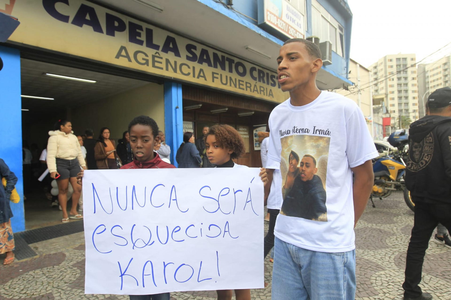 Enterro da jovem austista Karolaine Nascimento Neves é marcado por pedidos de justiça  - Reginaldo Pimenta/Agência O DIA