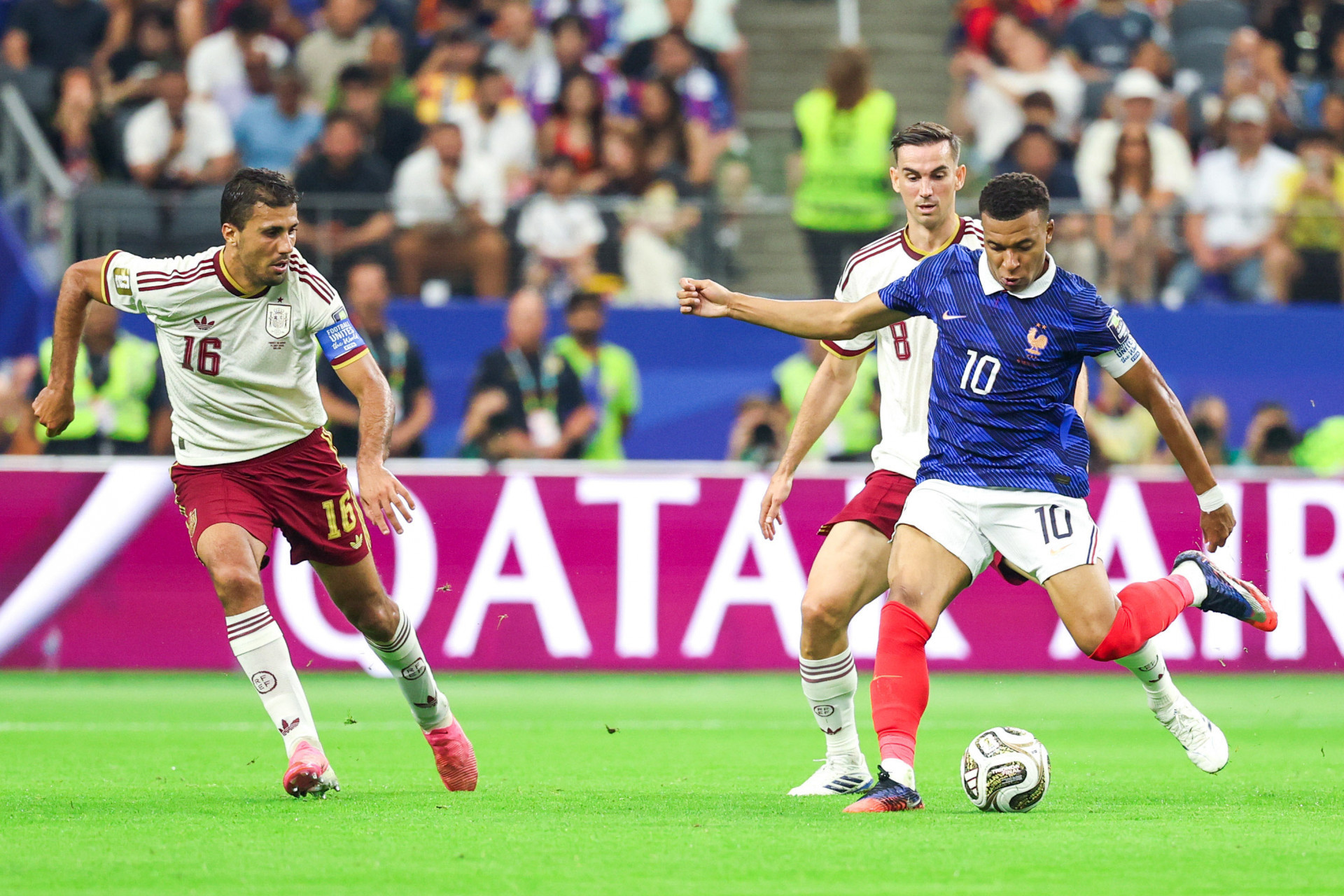 Kylian Mbappe, jogador da França e Rodri, jogador da Espanha, durante a partida da semifinal da Copa do Mundo da FIFA entre França x Espanha, no Estádio de Dallas, no Texas, Estados Unidos, nesta terça-feira (14). - William Volcov/Parceiro/Agência O Dia