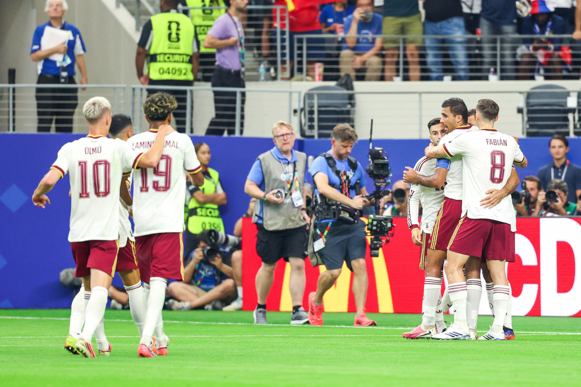 Mikel Oyarzabal, jogador da Espanha, comemora seu gol com os companheiros de equipe durante a partida da semifinal da Copa do Mundo da FIFA entre França x Espanha, no Estádio de Dallas, no Texas, Estados Unidos, nesta terça-feira (14). - William Volcov/Parceiro/Agência O Dia