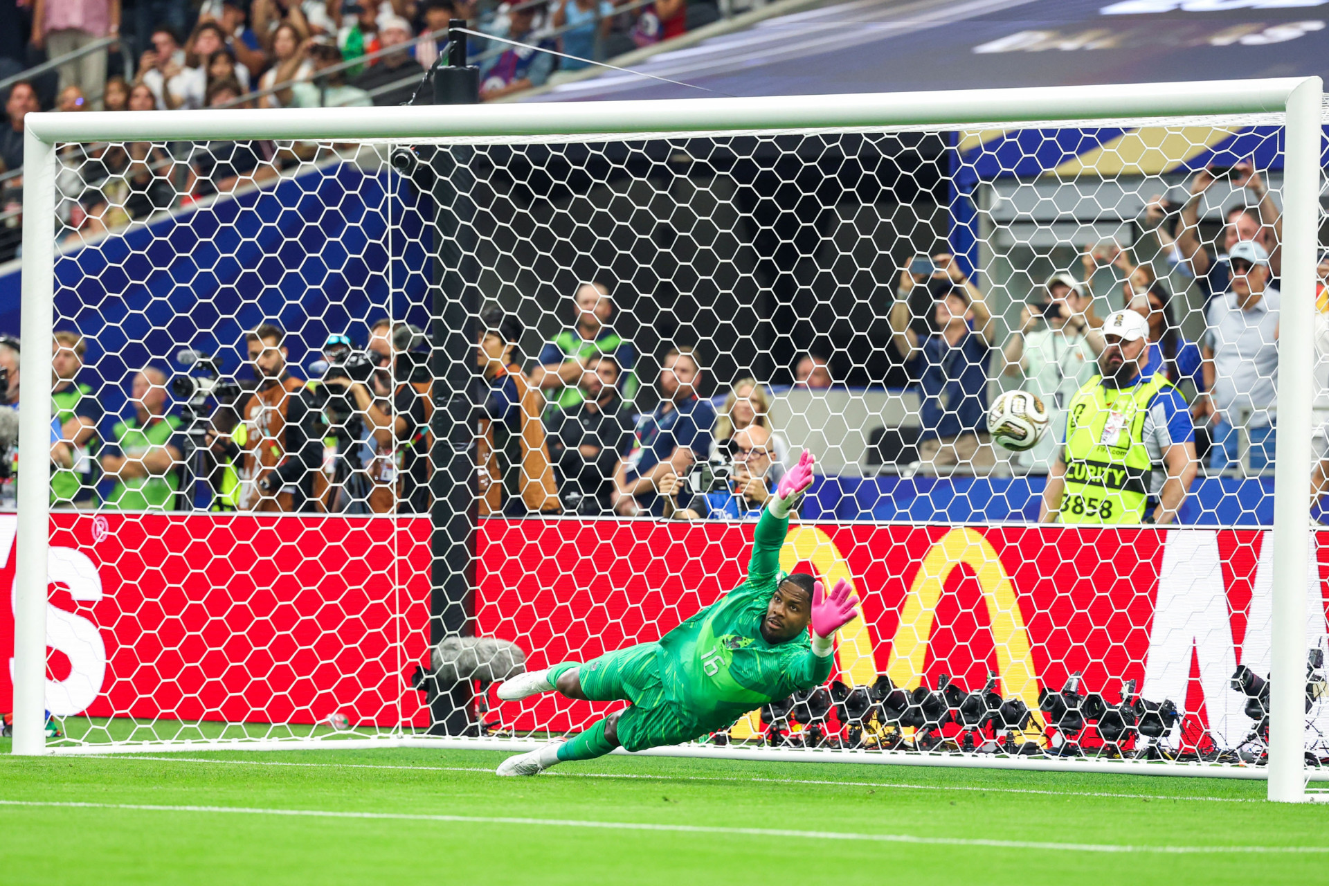 Mike Maignan, goleiro da França, durante a partida da semifinal da Copa do Mundo da FIFA entre França x Espanha, no Estádio de Dallas, no Texas, Estados Unidos, nesta terça-feira (14). - William Volcov/Parceiro/Agência O Dia