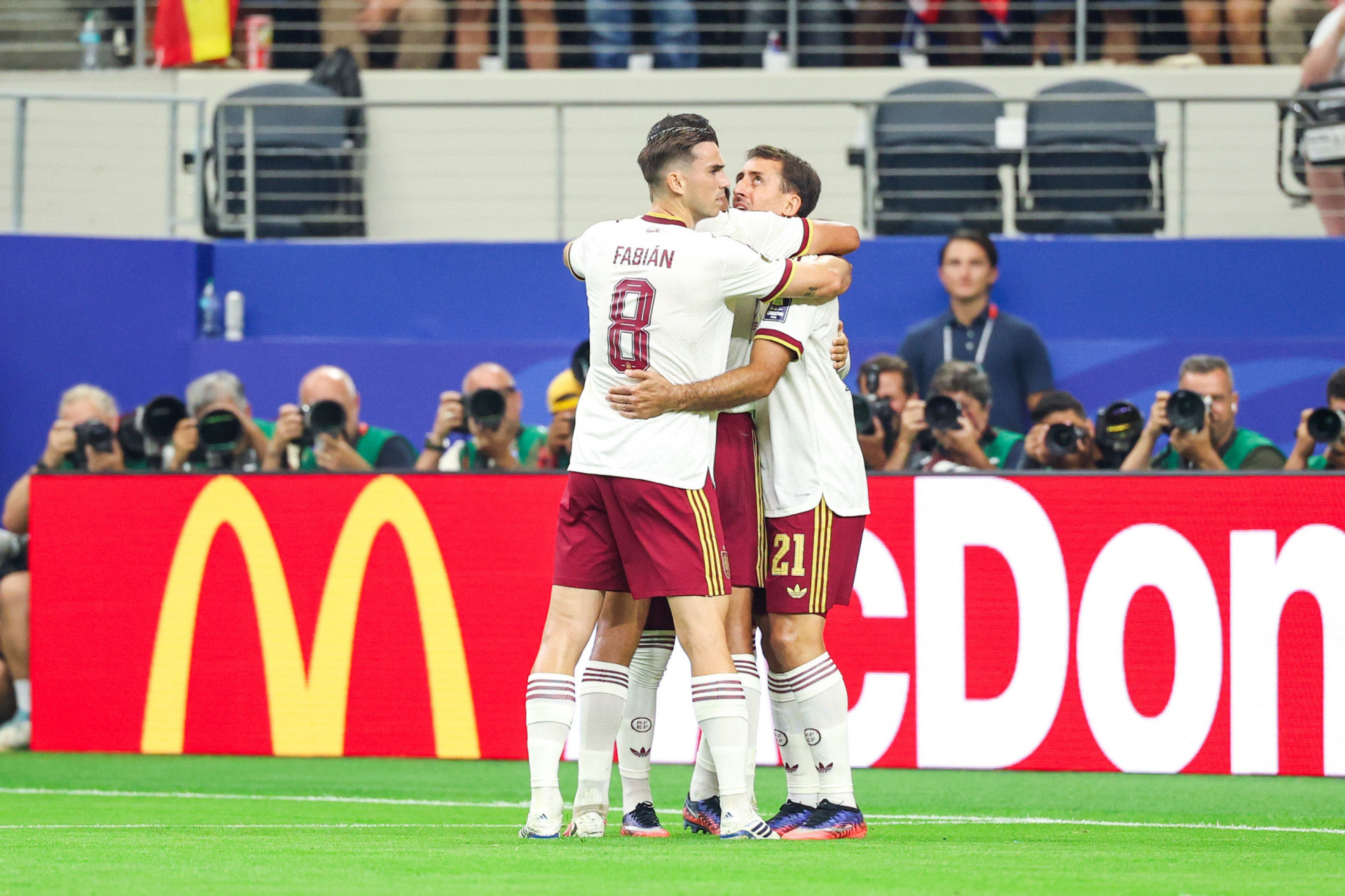 Mikel Oyarzabal, jogador da Espanha, comemora seu gol com os companheiros de equipe durante a partida da semifinal da Copa do Mundo da FIFA entre França x Espanha, no Estádio de Dallas, no Texas, Estados Unidos, nesta terça-feira (14). - William Volcov/Parceiro/Agência O Dia