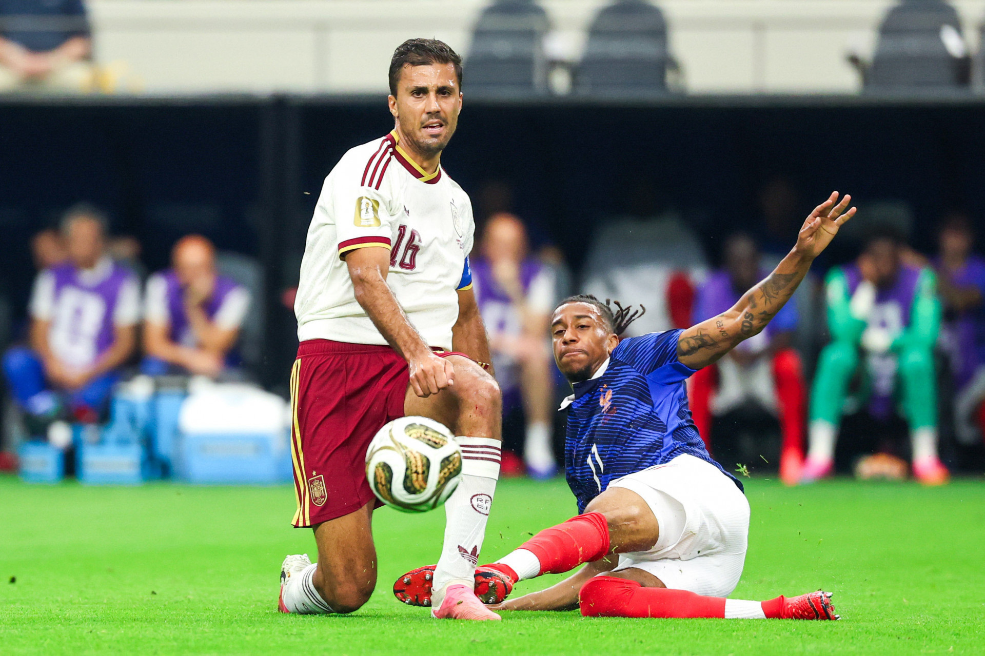 Rodri, jogador da Espanha, e Michael Olise, jogador da França, durante a partida da semifinal da Copa do Mundo da FIFA entre França x Espanha, no Estádio de Dallas, no Texas, Estados Unidos, nesta terça-feira (14). - William Volcov/Parceiro/Agência O Dia