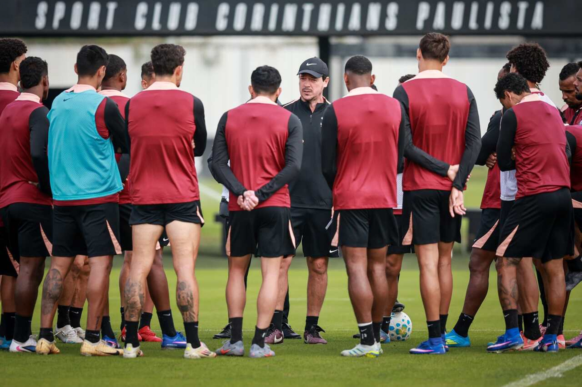 Presidente do Corinthians ter&aacute; reuni&atilde;o com elenco para explicar atrasos