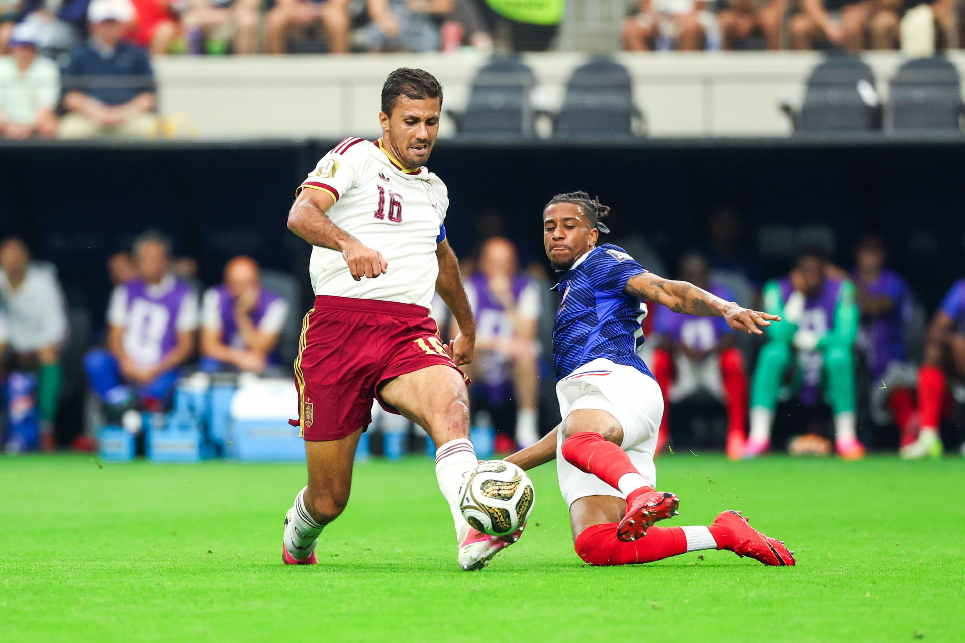 Rodri, jogador da Espanha, e Michael Olise, jogador da França, durante a partida da semifinal da Copa do Mundo da FIFA entre França x Espanha, no Estádio de Dallas, no Texas, Estados Unidos, nesta terça-feira (14). - William Volcov/Parceiro/Agência O Dia
