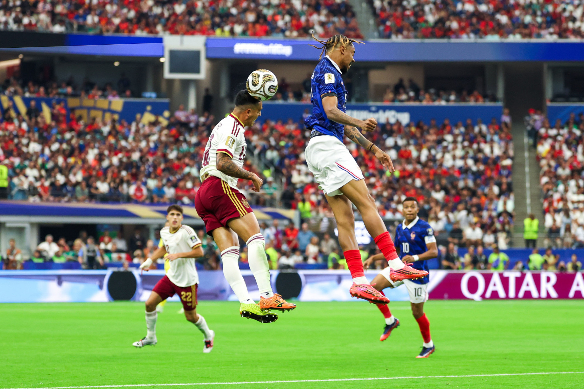 Pedro Porro, jogador da Espanha, e Bradley Barcola, jogador da França, durante a partida da semifinal da Copa do Mundo da FIFA entre França x Espanha, no Estádio de Dallas, no Texas, Estados Unidos, nesta terça-feira (14). - William Volcov/Parceiro/Agência O Dia